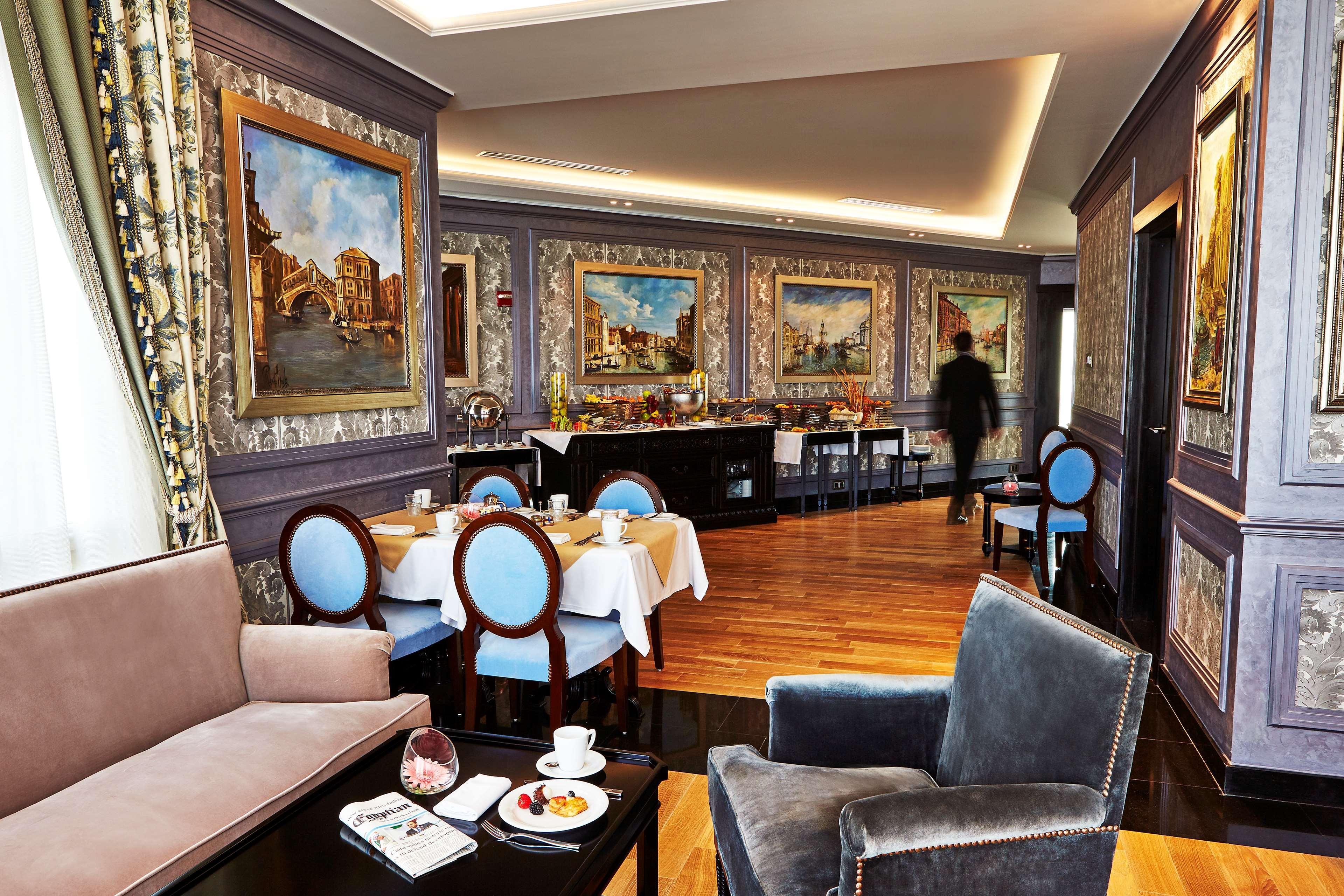 Royal Maxim Palace Kempinski Каир Экстерьер фото The Club Lounge at the airport