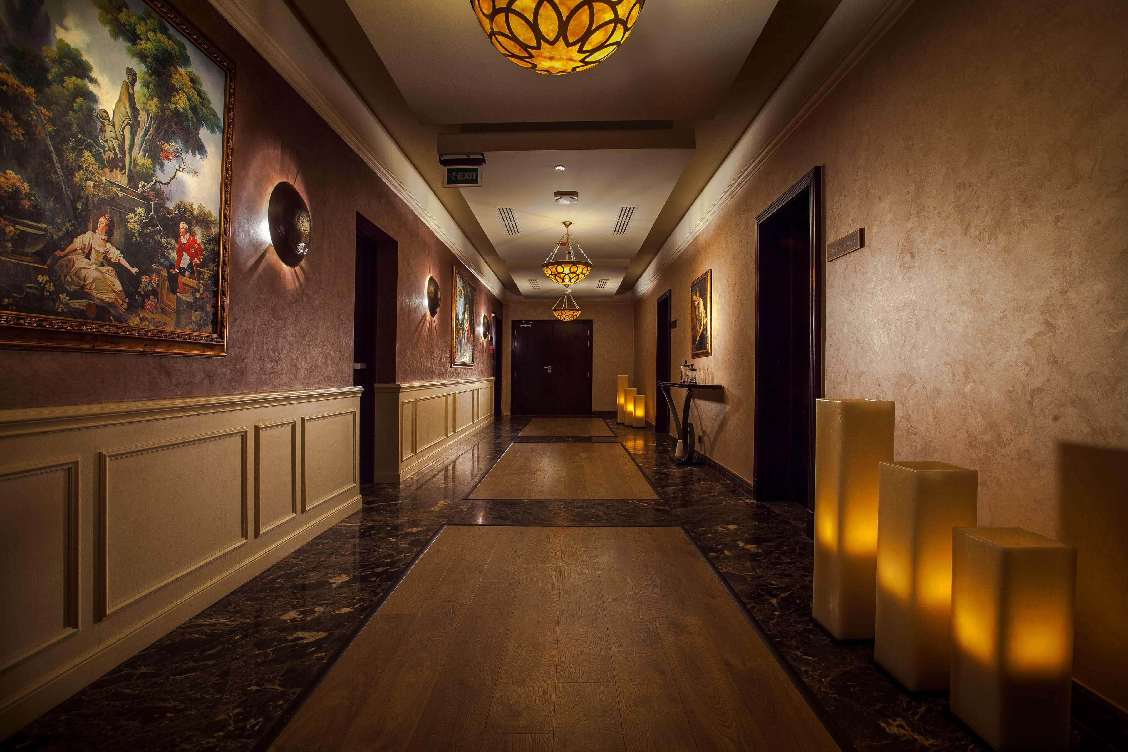 Royal Maxim Palace Kempinski Каир Экстерьер фото A corridor at the hotel