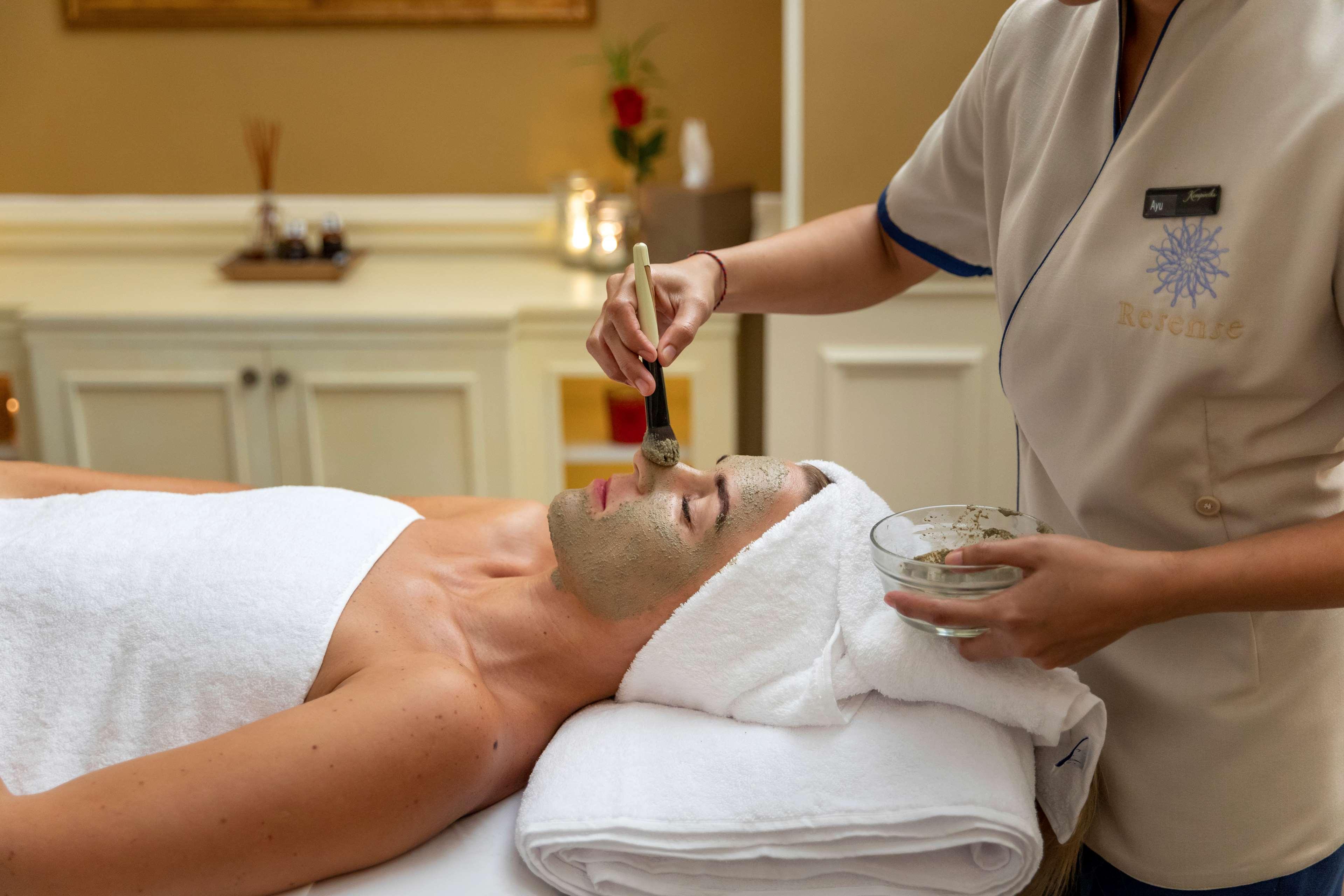 Royal Maxim Palace Kempinski Каир Экстерьер фото A man receiving a facial treatment