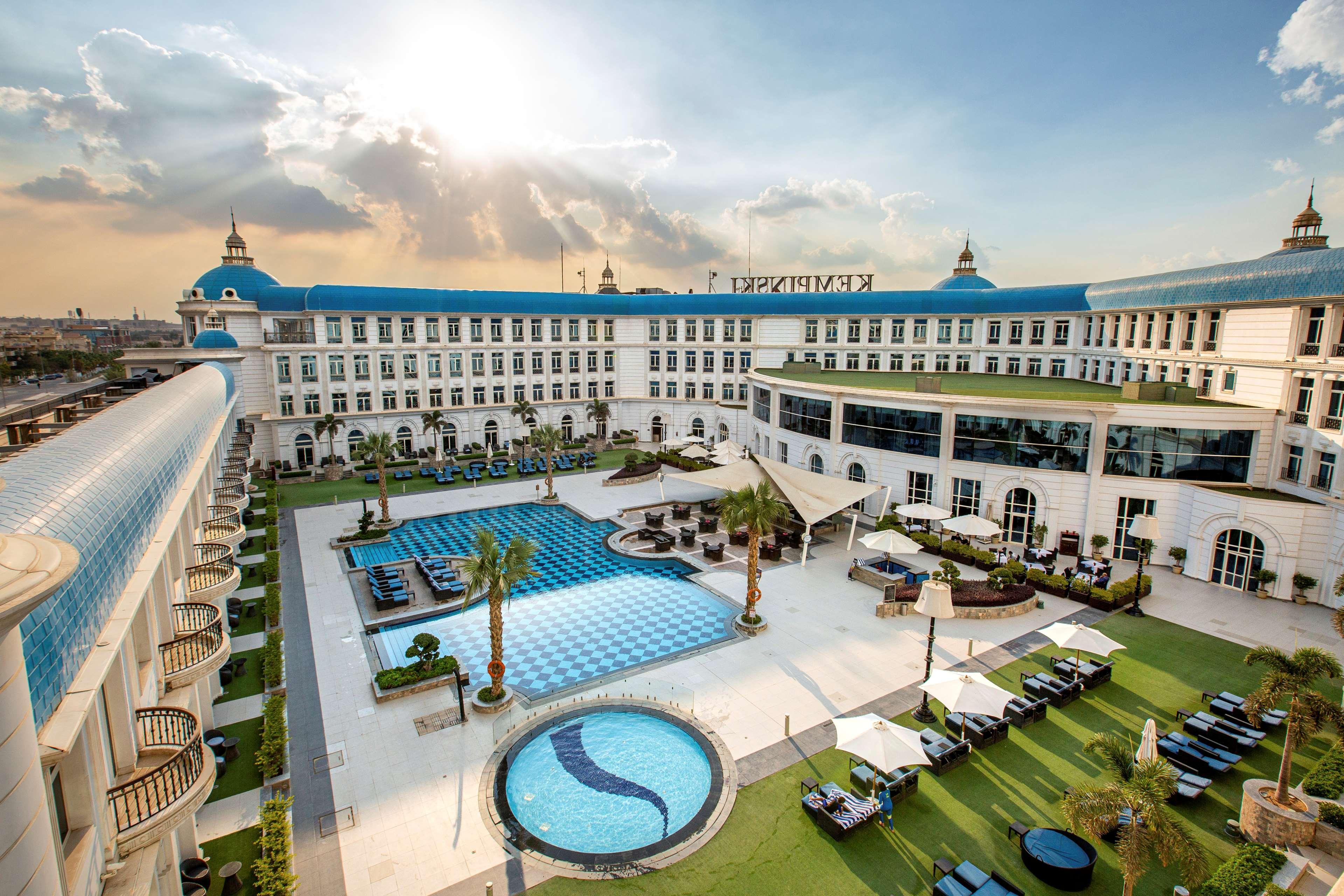 Royal Maxim Palace Kempinski Каир Экстерьер фото The hotel's courtyard