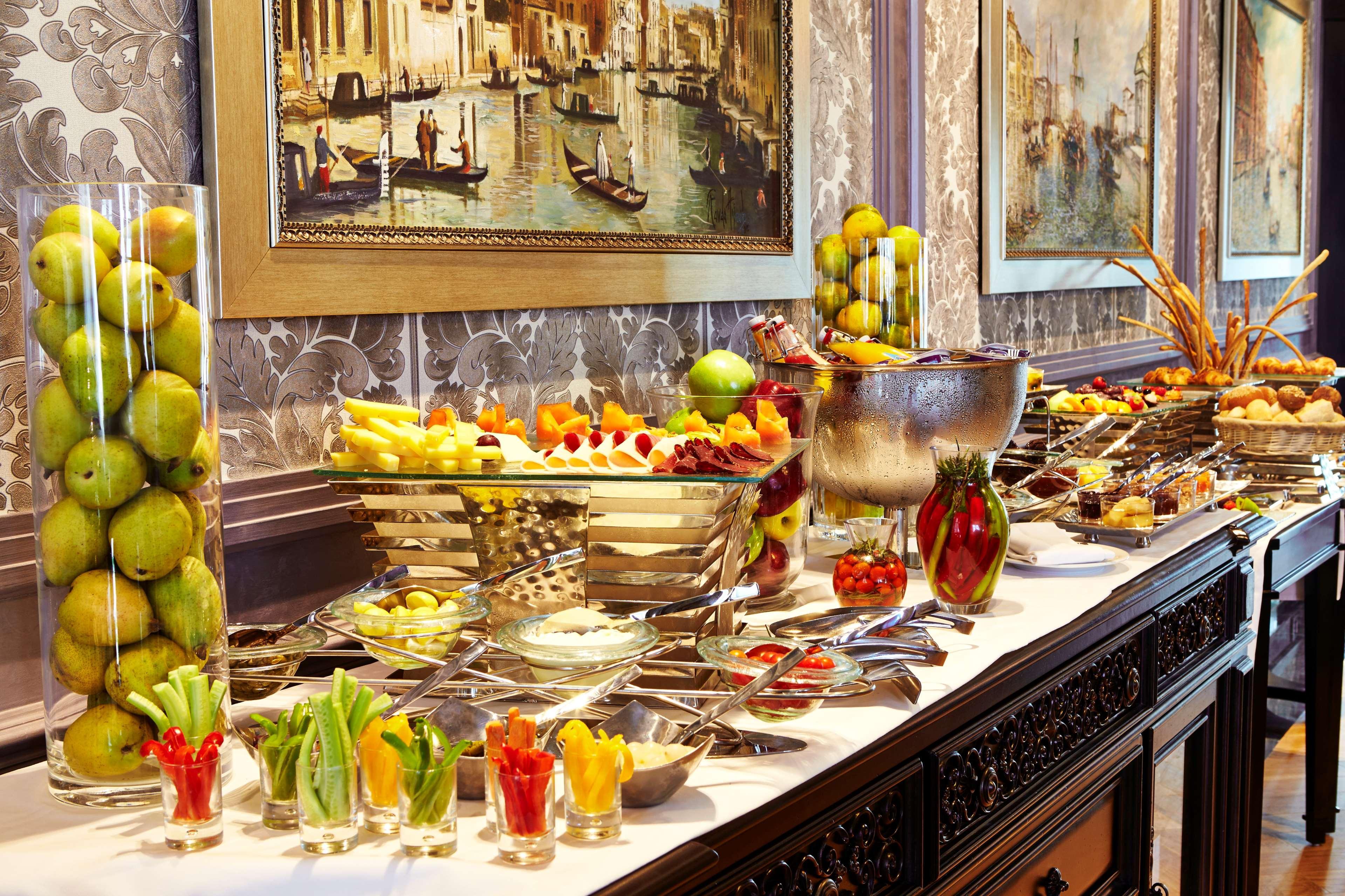 Royal Maxim Palace Kempinski Каир Экстерьер фото A buffet at a hotel