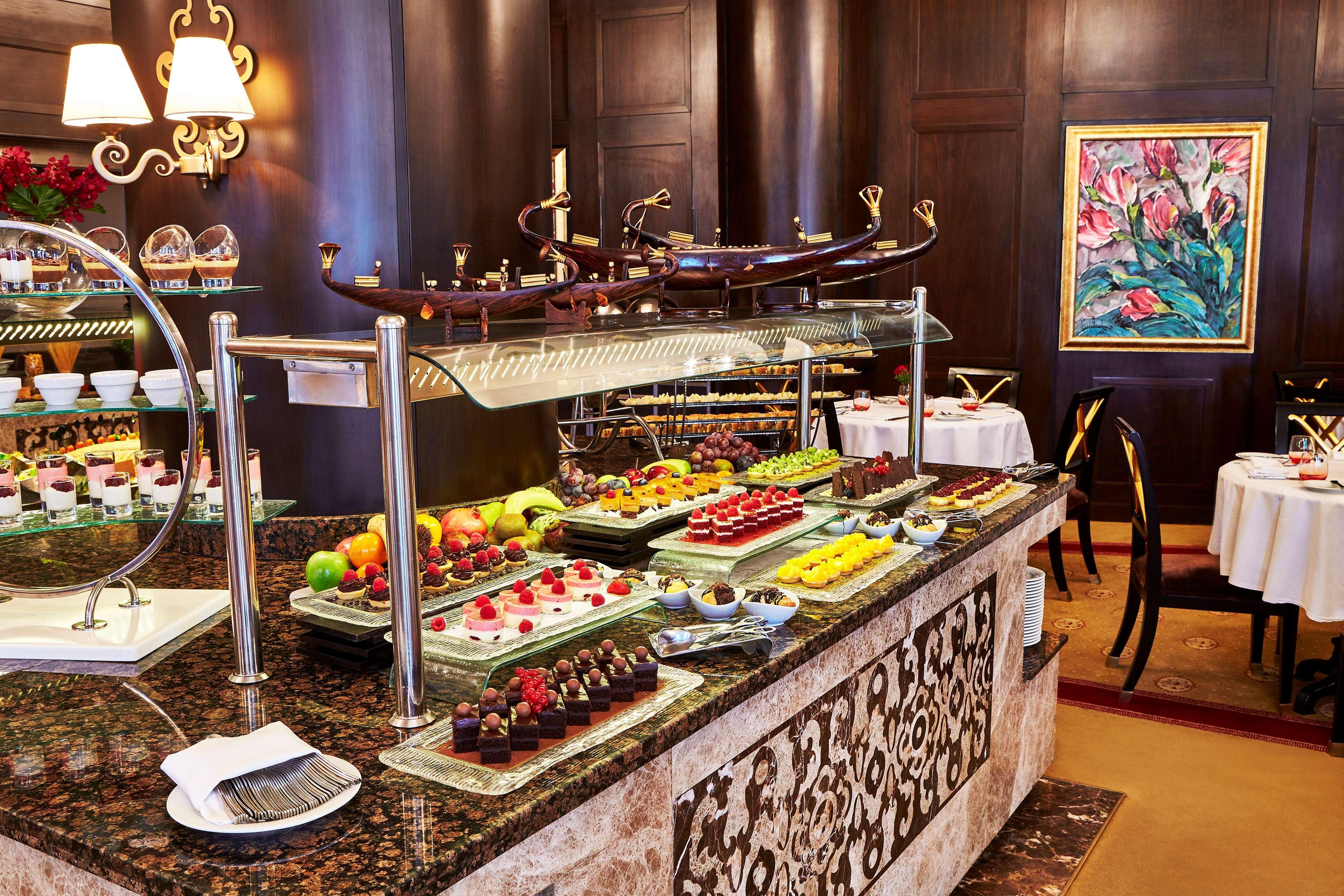 Royal Maxim Palace Kempinski Каир Экстерьер фото A buffet at a hotel